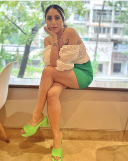 Neha Bhasin feet photo 2