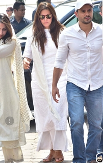 Neha Dhupia feet photo thumbnail