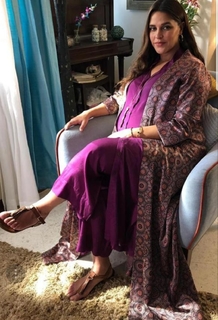 Neha Dhupia feet photo thumbnail