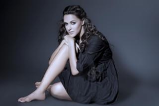 Neha Dhupia feet photo thumbnail