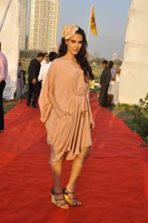 Neha Dhupia feet photo thumbnail