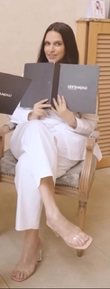 Neha Dhupia feet photo thumbnail