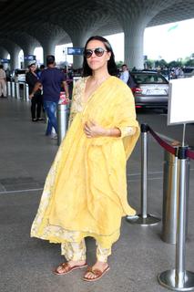 Neha Dhupia feet photo thumbnail