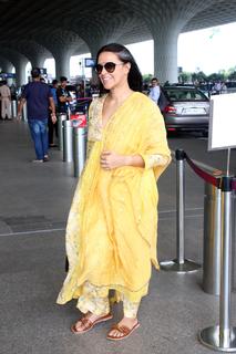Neha Dhupia feet photo thumbnail