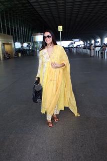 Neha Dhupia feet photo thumbnail