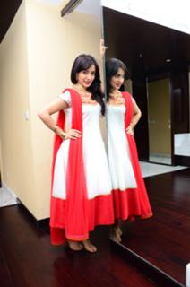 Neha Sharma feet photo thumbnail