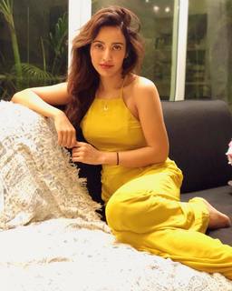 Neha Sharma feet photo thumbnail