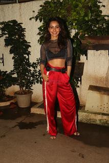 Neha Sharma feet photo thumbnail