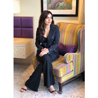 Neha Sharma feet photo thumbnail