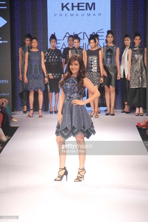 Neha Sharma feet photo thumbnail