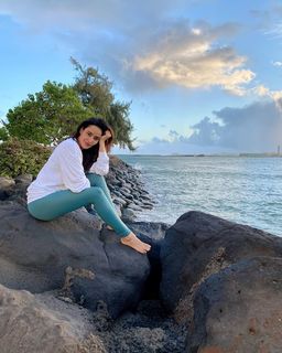 Neha Sharma feet photo thumbnail