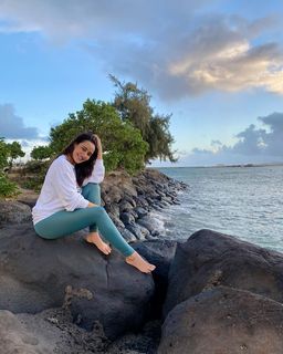 Neha Sharma feet photo thumbnail
