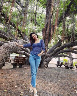 Neha Sharma feet photo thumbnail