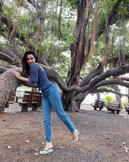 Neha Sharma feet photo thumbnail