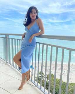 Neha Sharma feet photo thumbnail