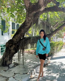 Neha Sharma feet photo thumbnail