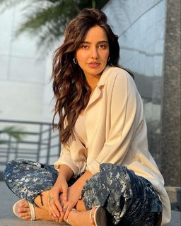 Neha Sharma feet photo thumbnail