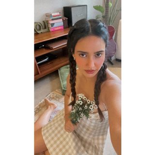 Neha Sharma feet photo thumbnail