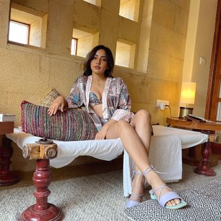 Neha Sharma feet photo thumbnail