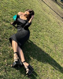 Neha Sharma feet photo thumbnail