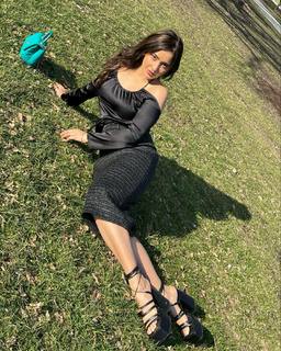 Neha Sharma feet photo thumbnail