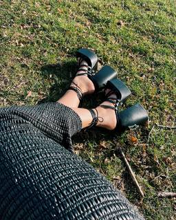 Neha Sharma feet photo thumbnail
