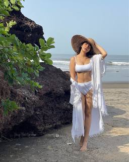 Neha Sharma feet photo thumbnail