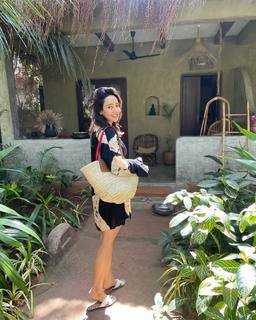 Neha Sharma feet photo thumbnail
