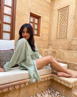 Neha Sharma feet photo thumbnail
