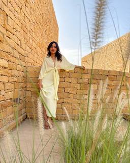 Neha Sharma feet photo thumbnail