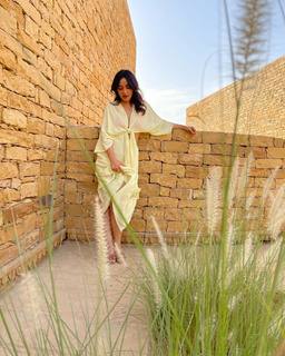 Neha Sharma feet photo thumbnail