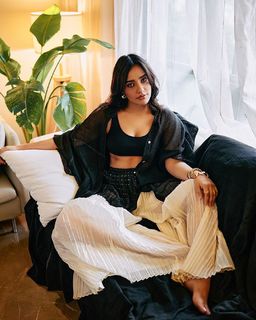 Neha Sharma feet photo thumbnail