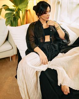 Neha Sharma feet photo thumbnail