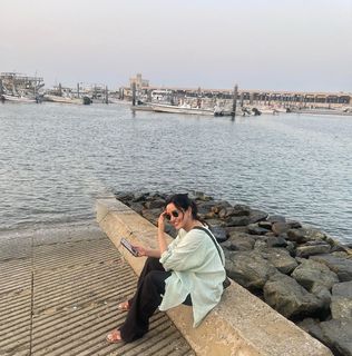 Neha Sharma feet photo thumbnail