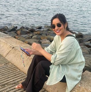 Neha Sharma feet photo thumbnail