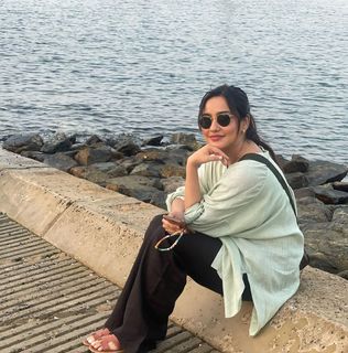 Neha Sharma feet photo thumbnail