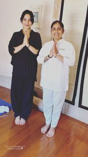 Neha Sharma feet photo thumbnail