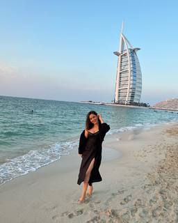 Neha Sharma feet photo thumbnail