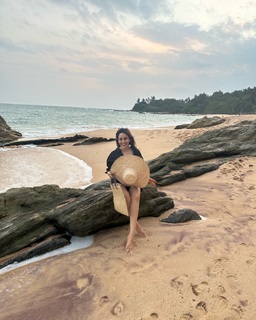Neha Sharma feet photo thumbnail