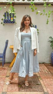 Neha Sharma feet photo thumbnail