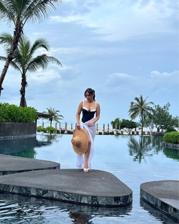 Neha Sharma feet photo thumbnail