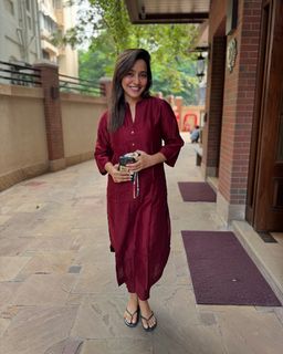 Neha Sharma feet photo thumbnail