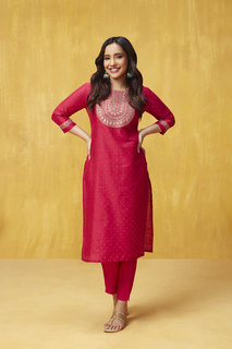 Neha Sharma feet photo thumbnail