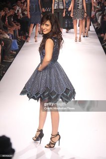 Neha Sharma feet photo thumbnail
