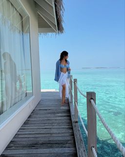 Neha Sharma feet photo thumbnail