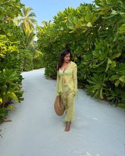 Neha Sharma feet photo thumbnail