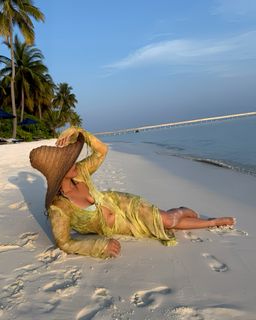 Neha Sharma feet photo thumbnail
