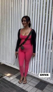 Neha Sharma feet photo thumbnail
