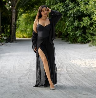 Neha Sharma feet photo thumbnail