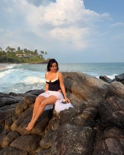 Neha Sharma feet photo thumbnail